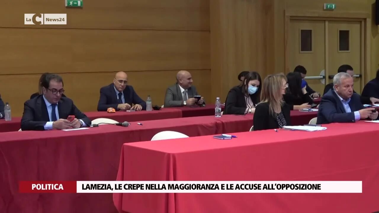 Lamezia, le crepe nella maggioranza e le accuse all’opposizione