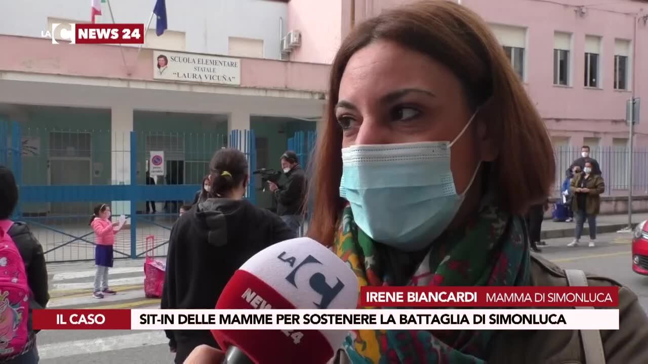 Sit-in delle mamme per sostenere la battaglia di Simonluca