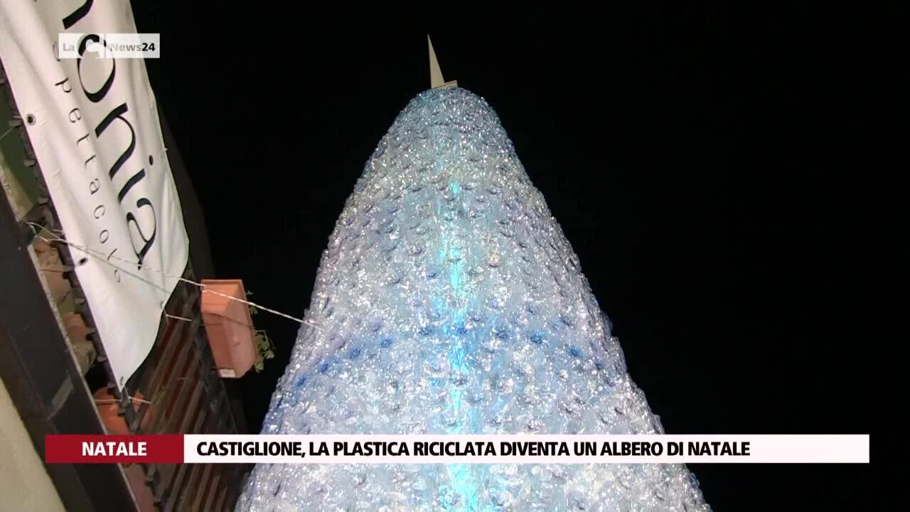 Castiglione, la plastica riciclata diventa un albero di Natale