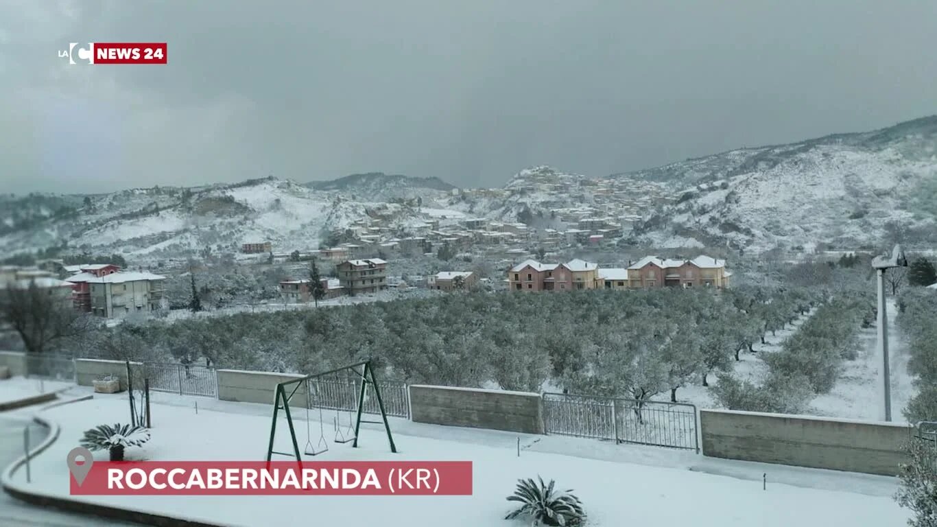 Neve in Calabria, imbiancate anche le spiagge