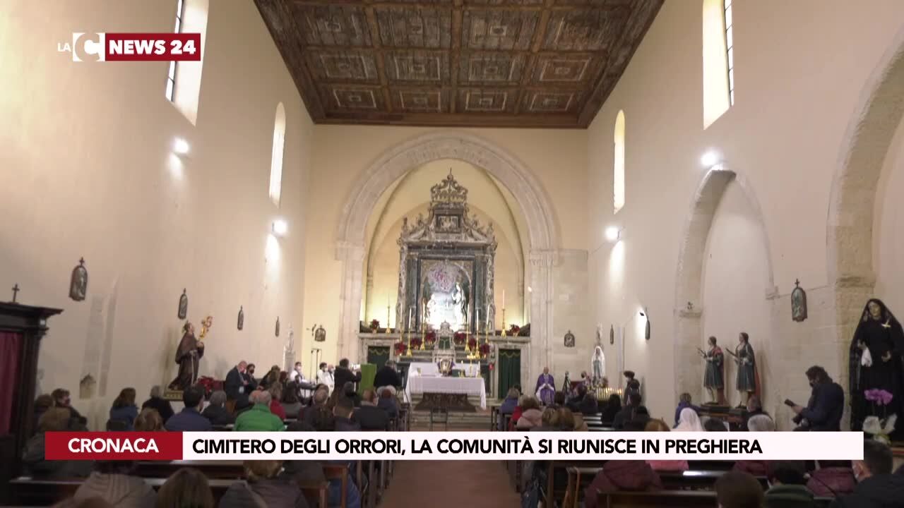 Cimitero degli orrori, la comunità si riunisce in preghiera