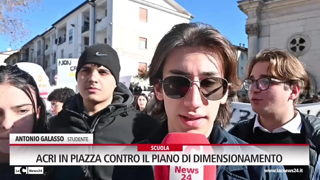 Acri in piazza contro il piano di dimensionamento