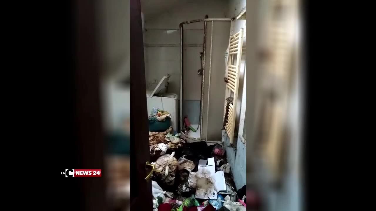 Bimba viveva tra i rifiuti: denunciata la madre