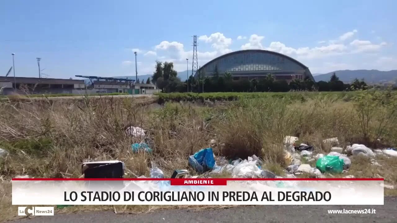 Lo stadio di Corigliano in preda al degrado