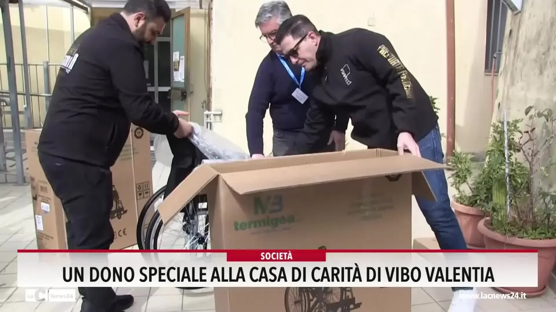 Due giovani imprenditori donano sedie a rotelle alla Casa della Carità di Vibo: «In segno di gratitudine e amore verso questa città» - VIDEO