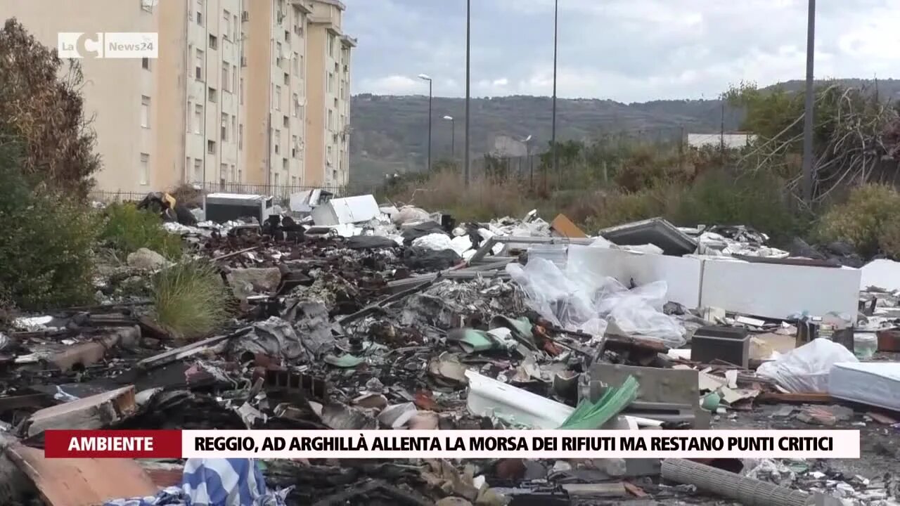 Reggio, ad Arghillà allenta la morsa dei rifiuti ma restano punti critici