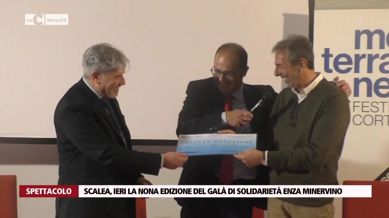 Lo scrittore Peter Cameron incanta Cosenza · Video LaC News24