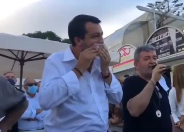 Salvini usa la mascherina per asciugarsi il sudore