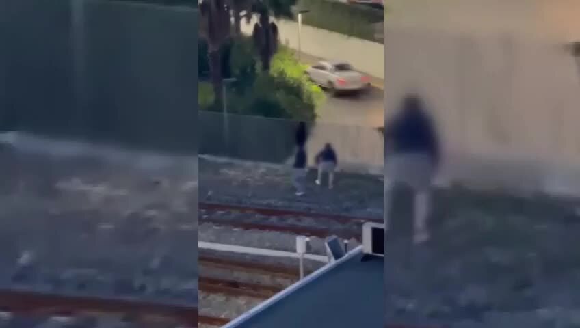 Sassi lanciati dal cavalcavia ferroviario, auto colpite a Rossano | VIDEO