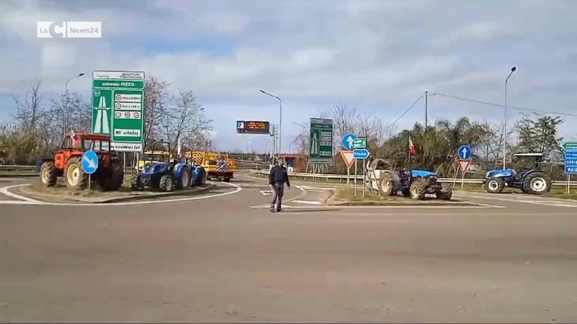 Trattori bloccano lo svincolo di Pizzo