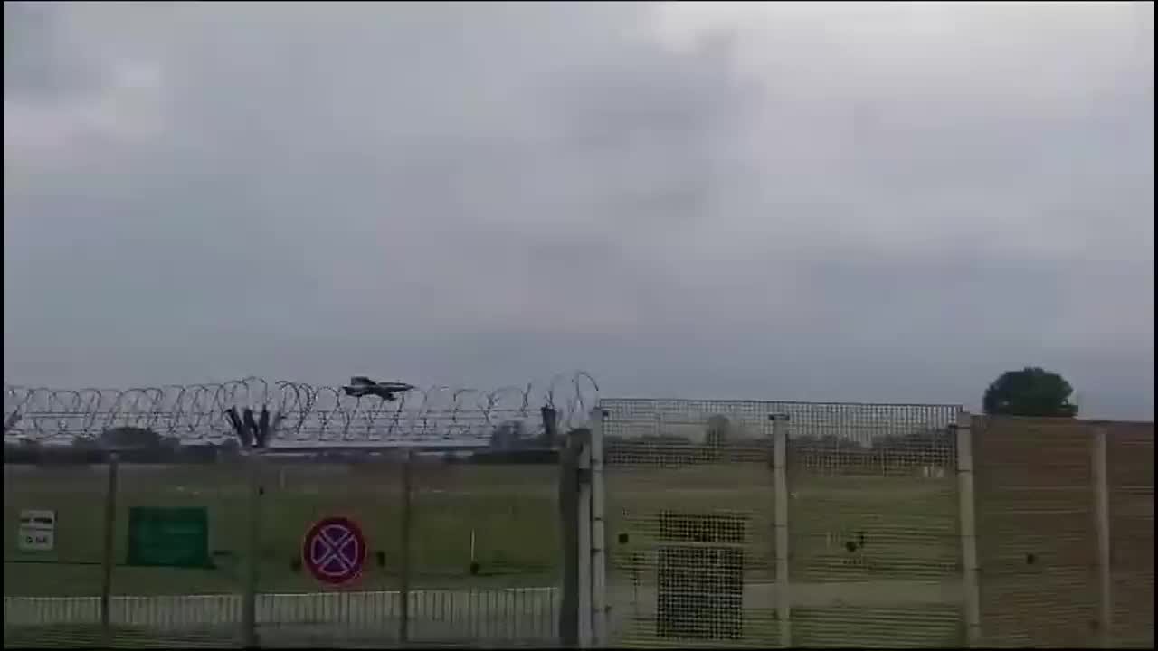 Precipita una Freccia Tricolore, muore una bimba: il video dello schianto