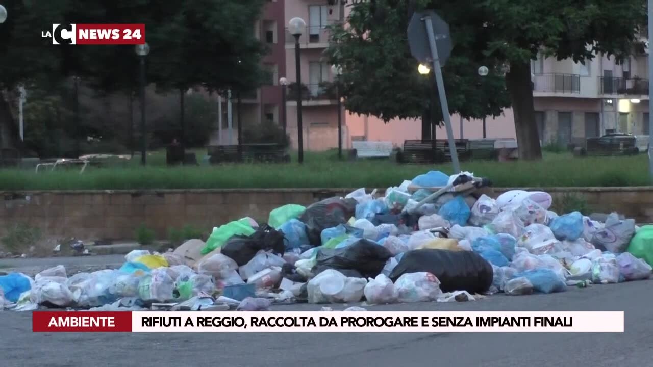 Rifiuti a Reggio, raccolta da prorogare e senza impianti finali