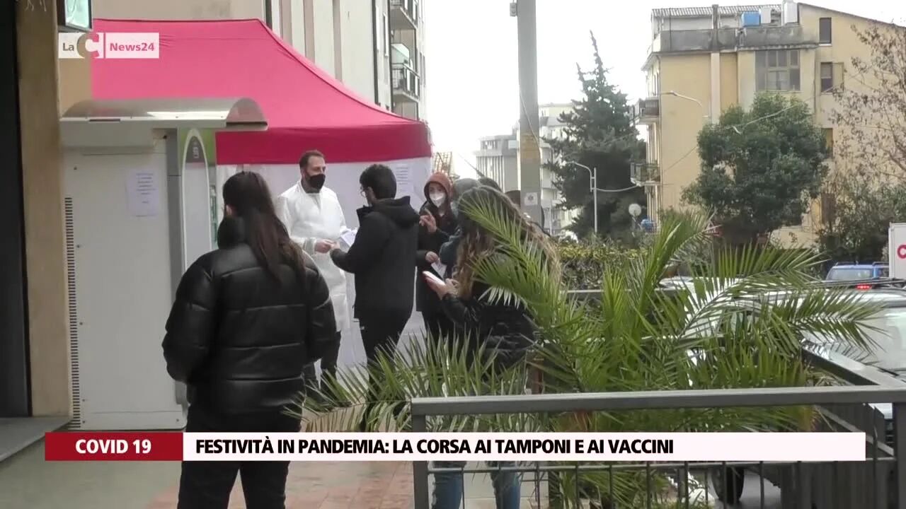 Festività in pandemia: la corsa ai tamponi e ai vaccini