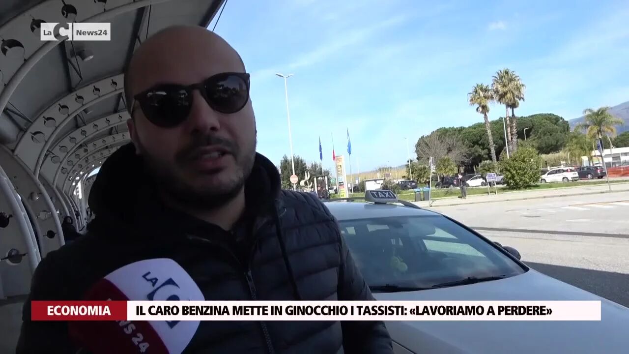 Il caro benzina mette in ginocchio i tassisti: «Lavoriamo a perdere»