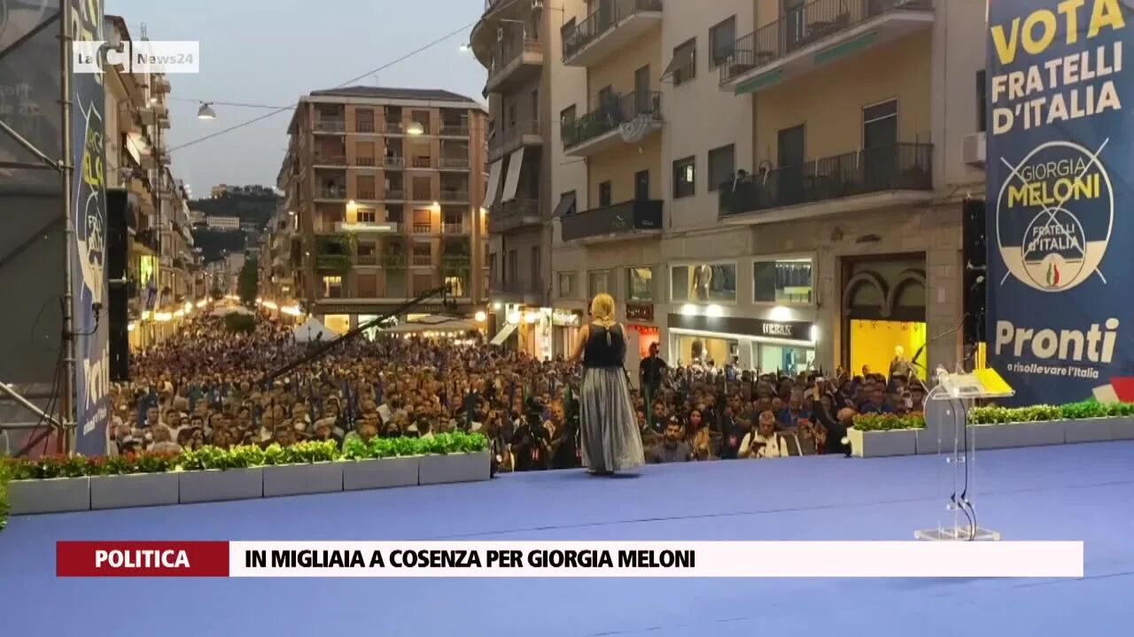 In migliaia a Cosenza per Giorgia Meloni