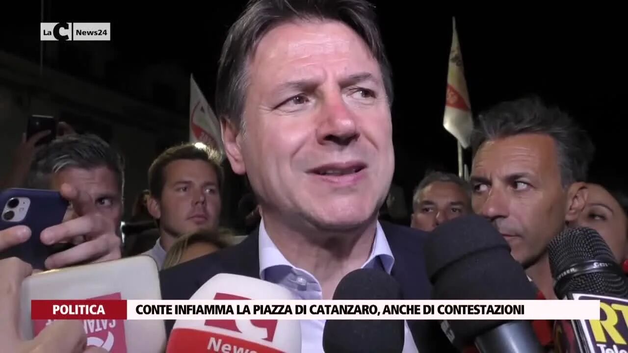 Conte infiamma la piazza di Catanzaro, anche di contestazioni
