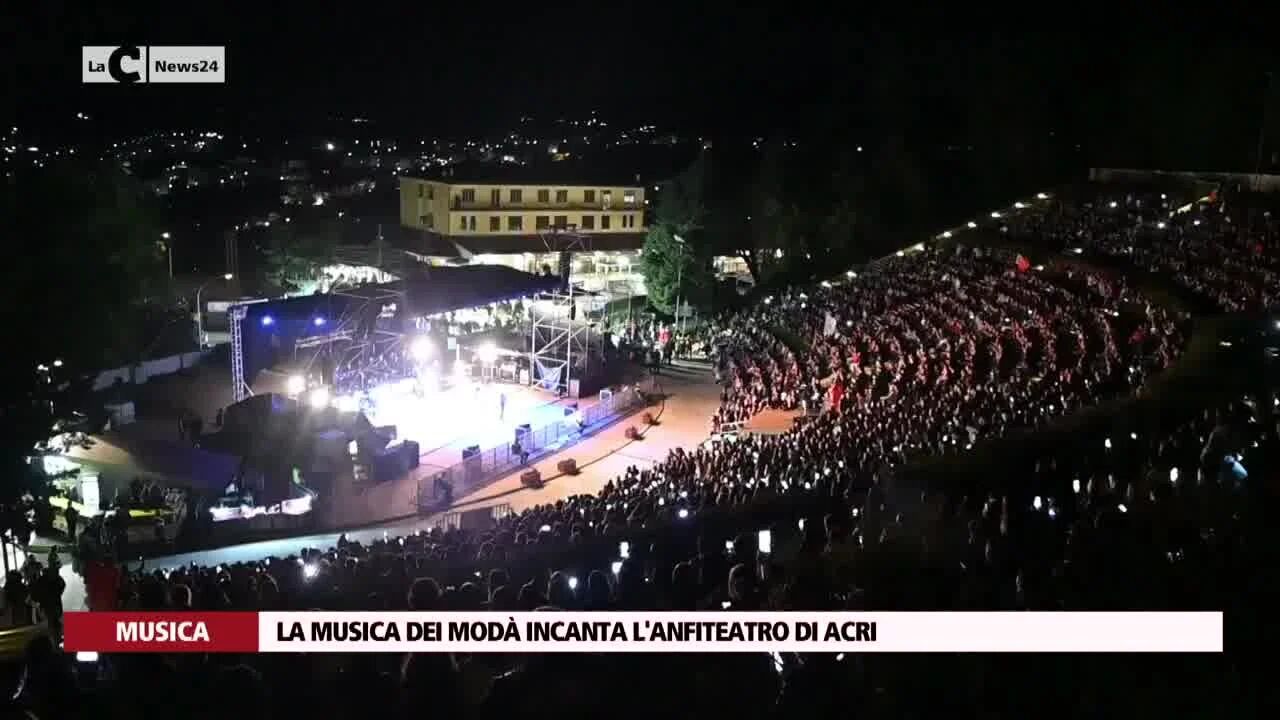 La musica dei Modà incanta l'anfiteatro di Acri