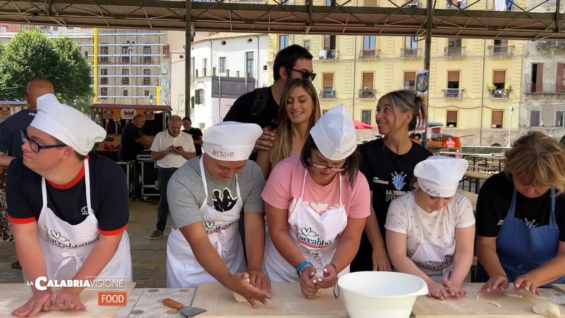 I maccarruni della domenica preparati a Cosenza dai ragazzi “speciali” dell’associazione Maccabbuani