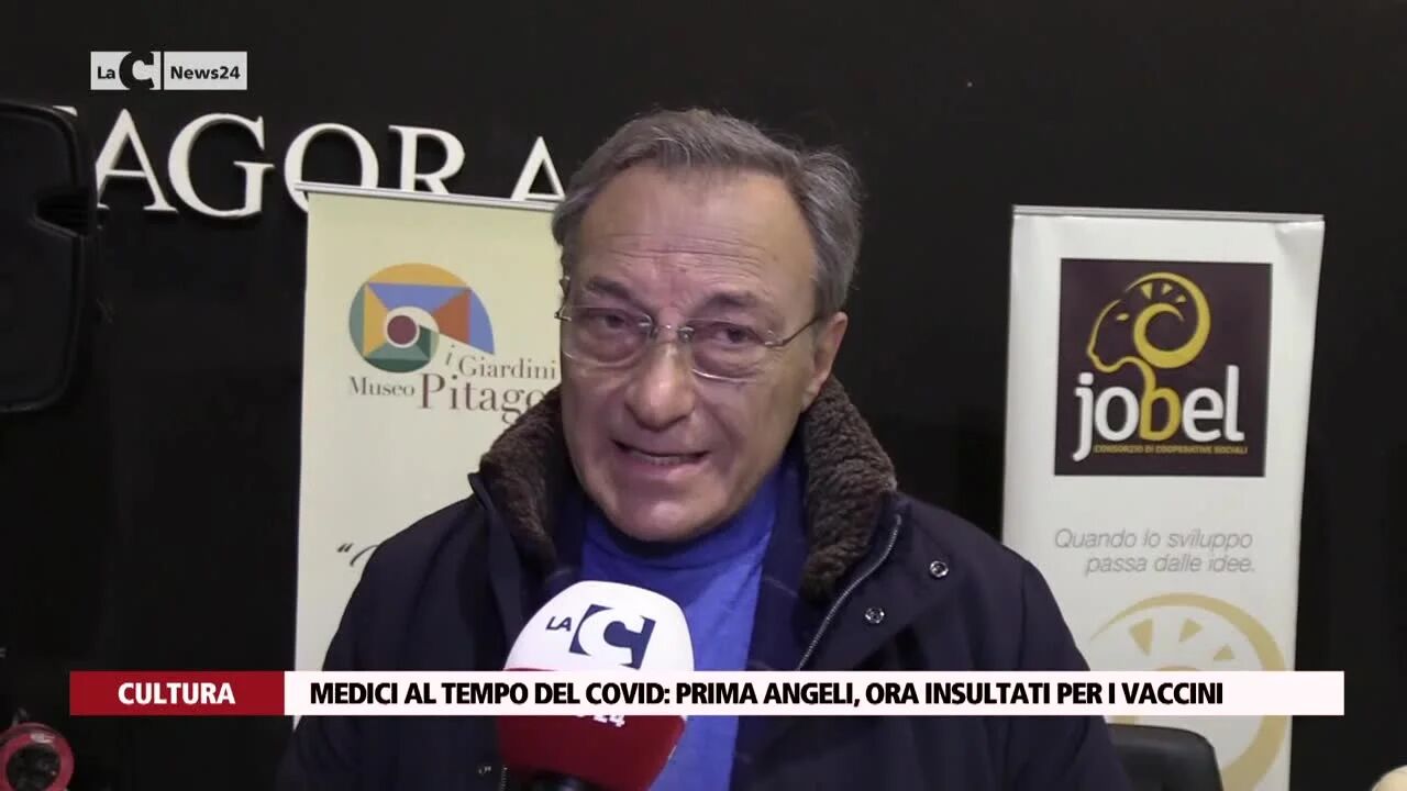 Medici al tempo del Covid: prima angeli, ora insultati per i vaccini