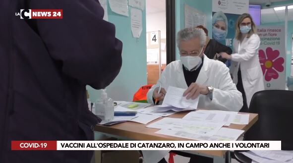 Vaccini all'ospedale di Catanzaro, in campo anche i volontari