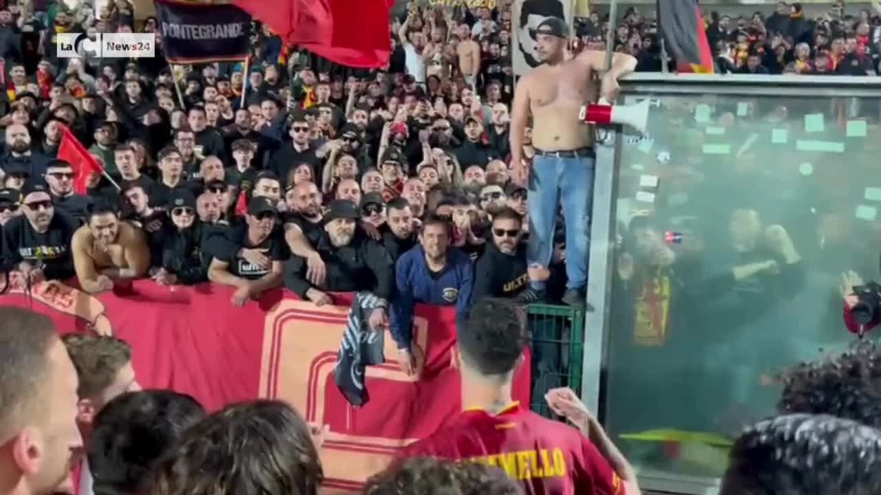 L'abbraccio dei tifosi giallorossi ai propri beniamini