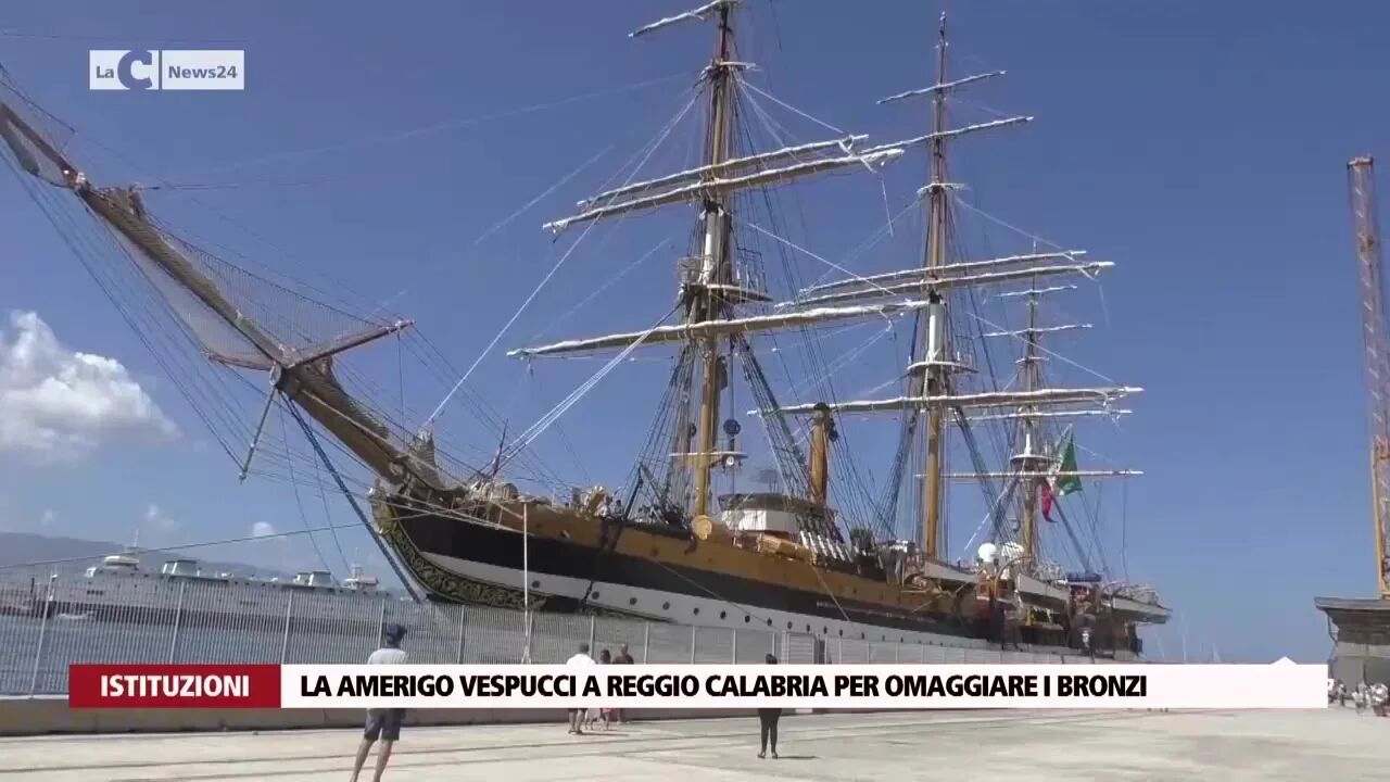 La Amerigo Vespucci a Reggio Calabria per omaggiare i Bronzi