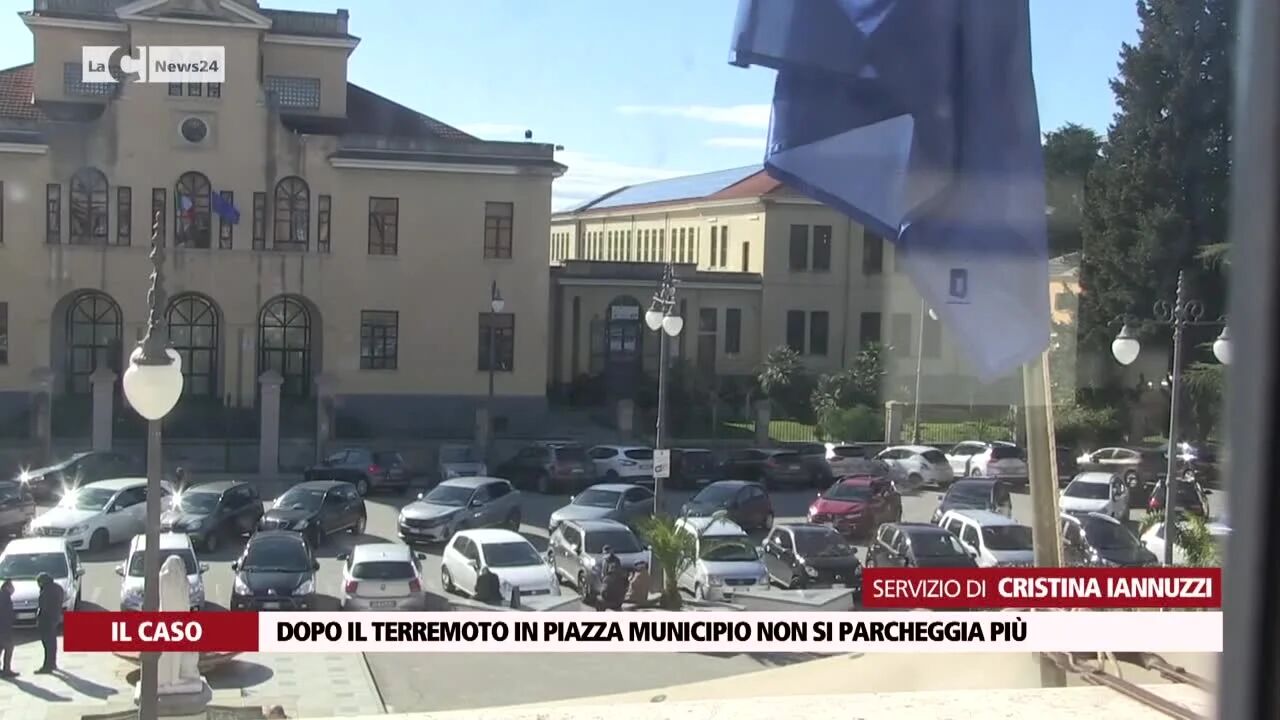 Dopo il terremoto in piazza municipio non si parcheggia più