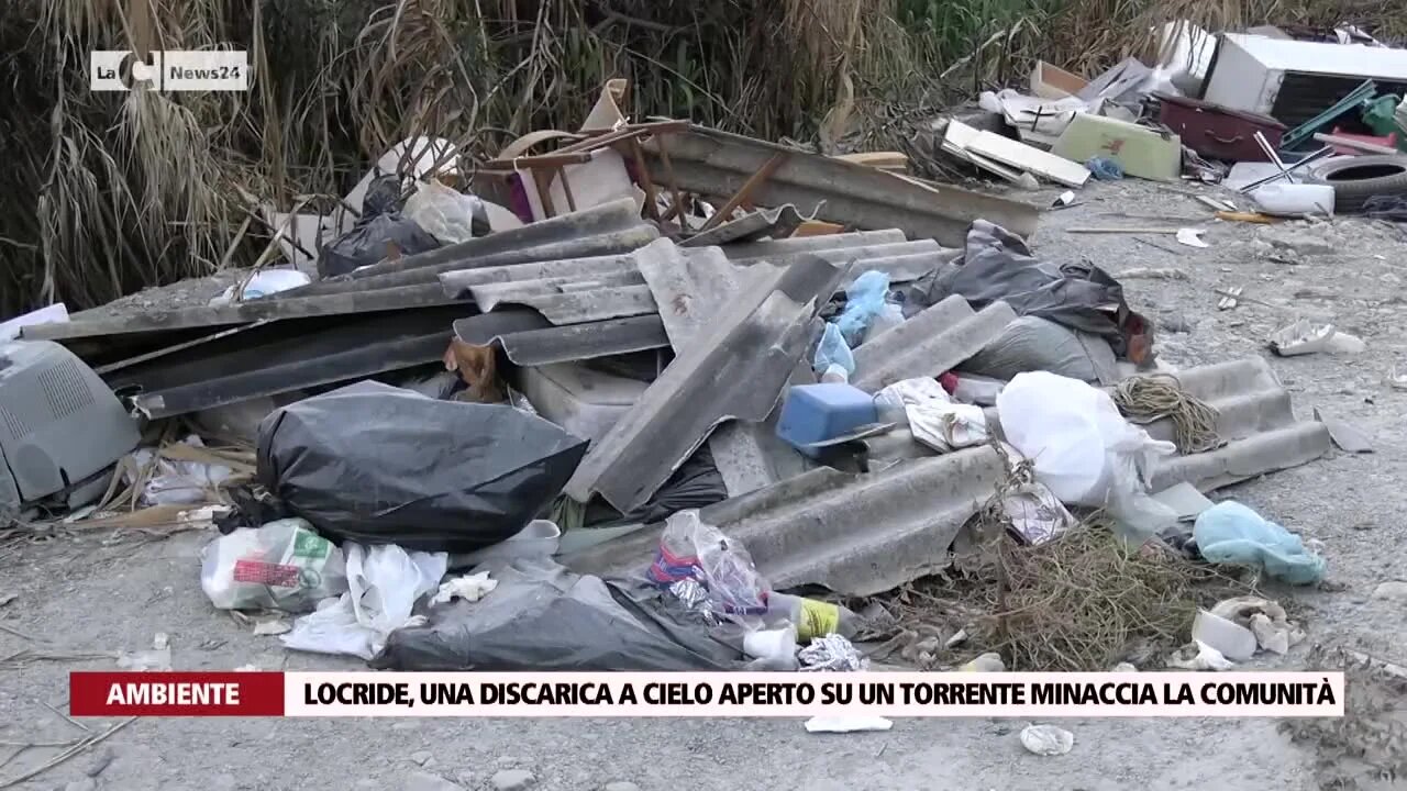 Locride, una discarica a cielo aperto su un torrente minaccia la comunità