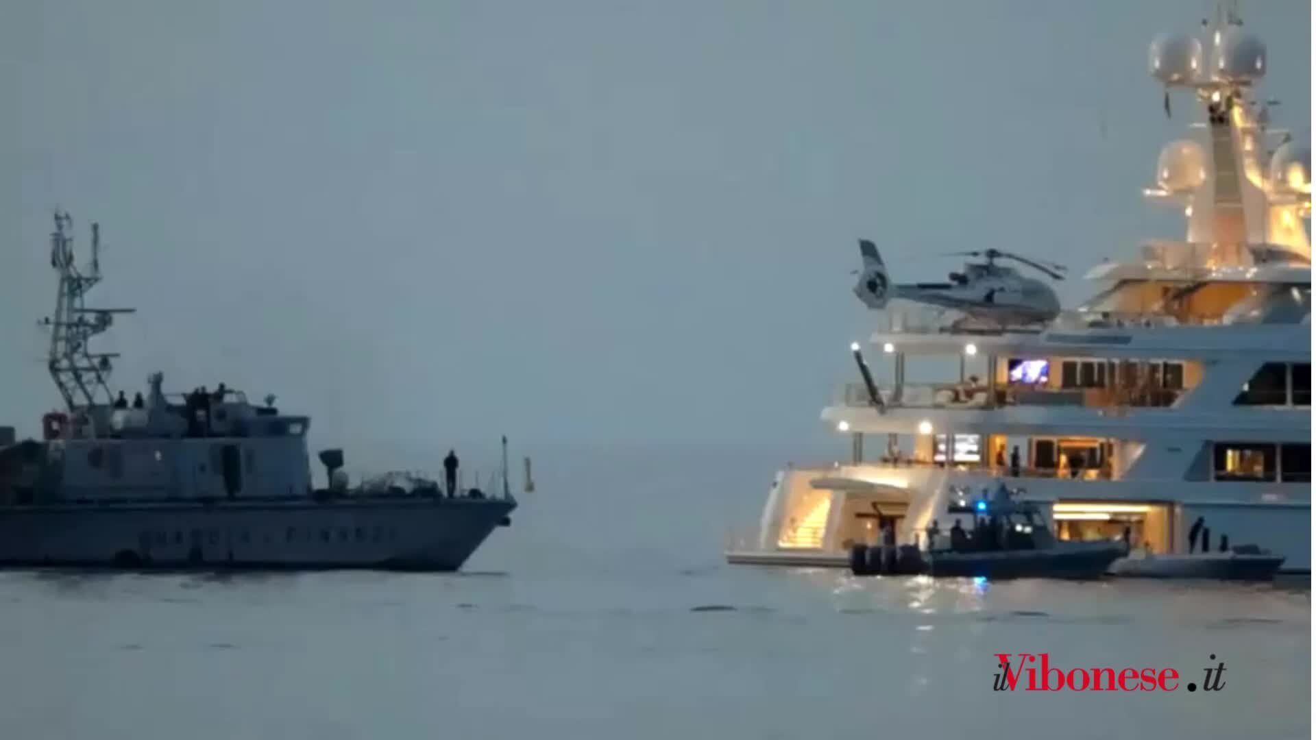 Il favoloso yacht dell’ambasciatore americano Tilman Fertitta si staglia al largo di Tropea - VIDEO