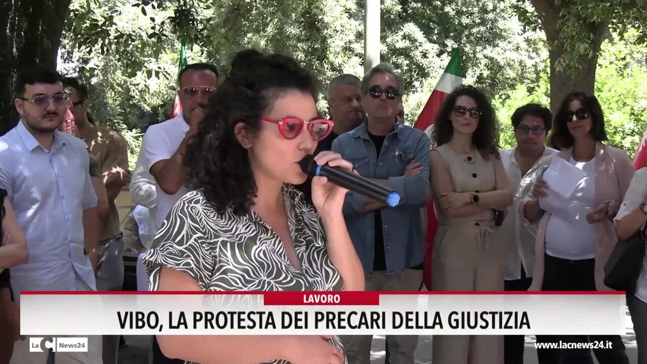 I lavoratori precari della Giustizia manifestano davanti al Tribunale di Vibo: «Non ci possono mettere alla porta da un giorno all'altro» -VIDEO