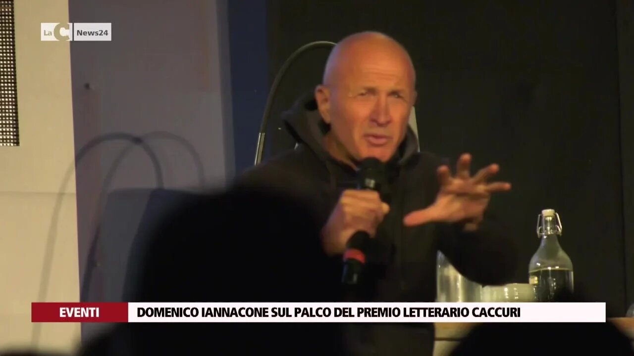 Domenico Iannacone sul palco del Premio Letterario Caccuri