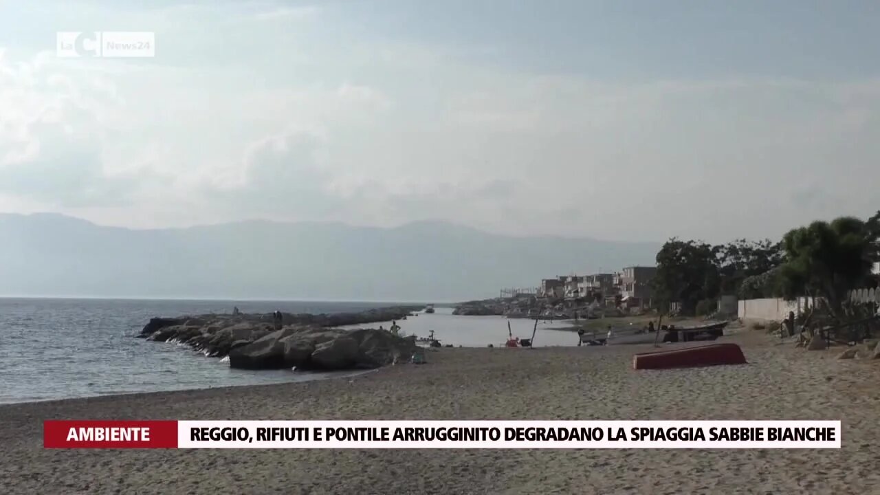 Reggio, rifiuti e pontile arrugginito degradano la spiaggia sabbie bianche