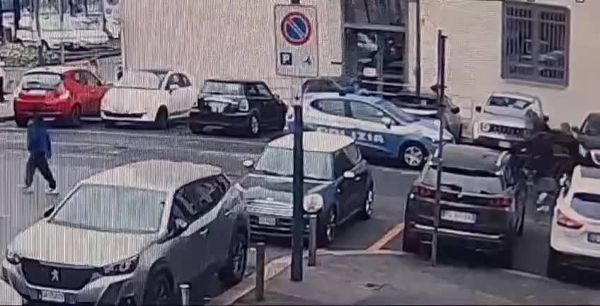 Assalto a volante della Polizia a Torino