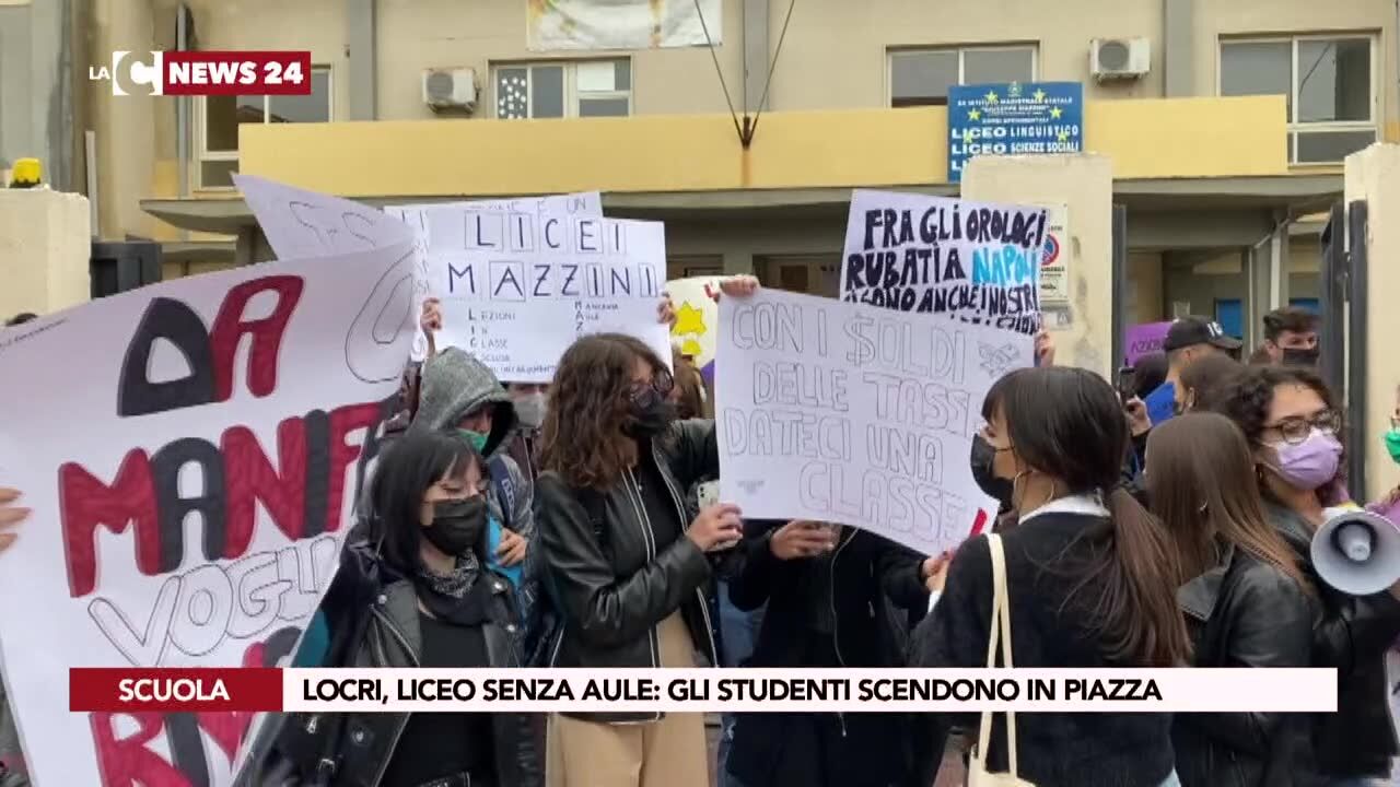 Locri, liceo senza aule gli studenti scendono in piazza