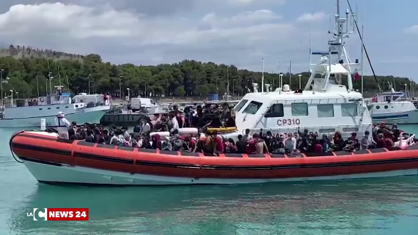 200 migranti soccorsi a Roccella