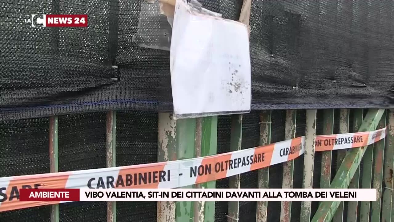 Vibo Valentia, sit-in dei cittadini davanti alla tomba dei veleni