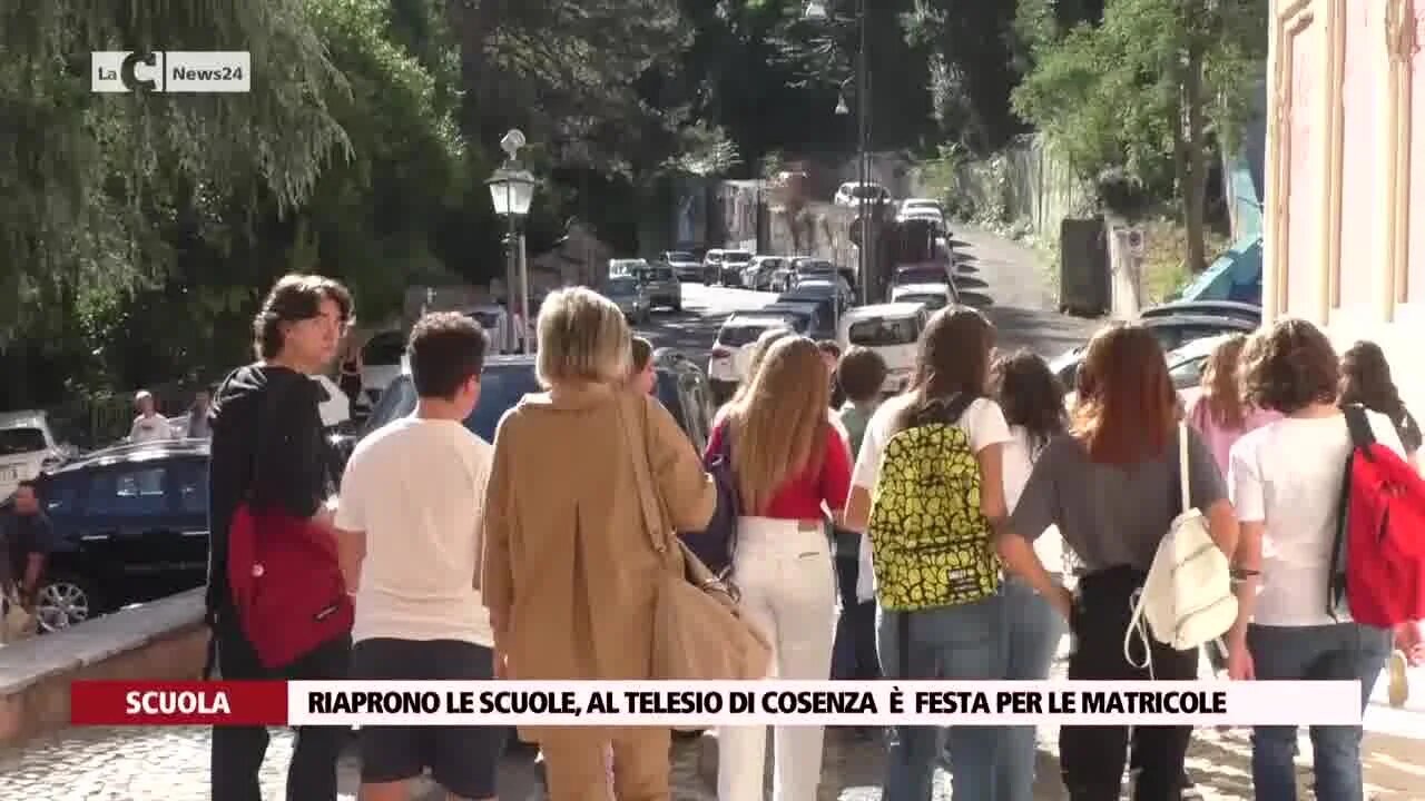 Riaprono le scuole, al Telesio di Cosenza  è  festa per le matricole