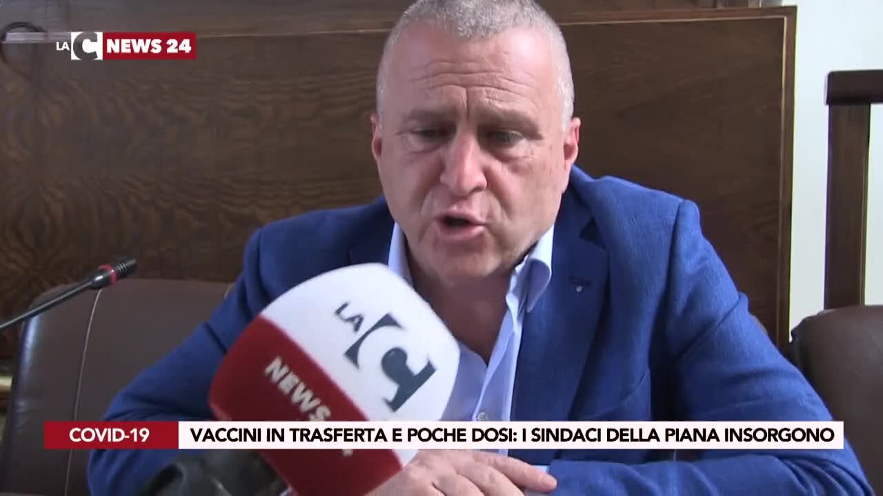 Vaccini in trasferta e poche dosi, i sindaci della piana insorgono