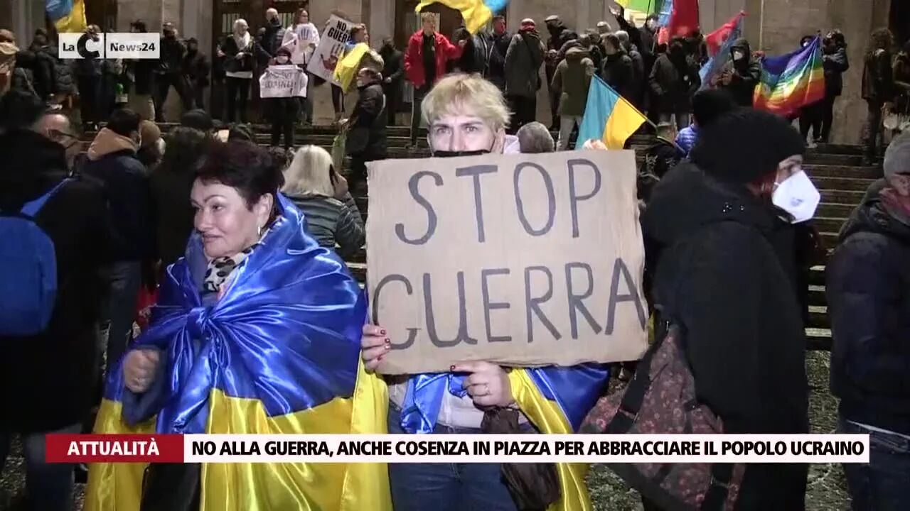No alla guerra, anche Cosenza in piazza per abbracciare il popolo ucraino