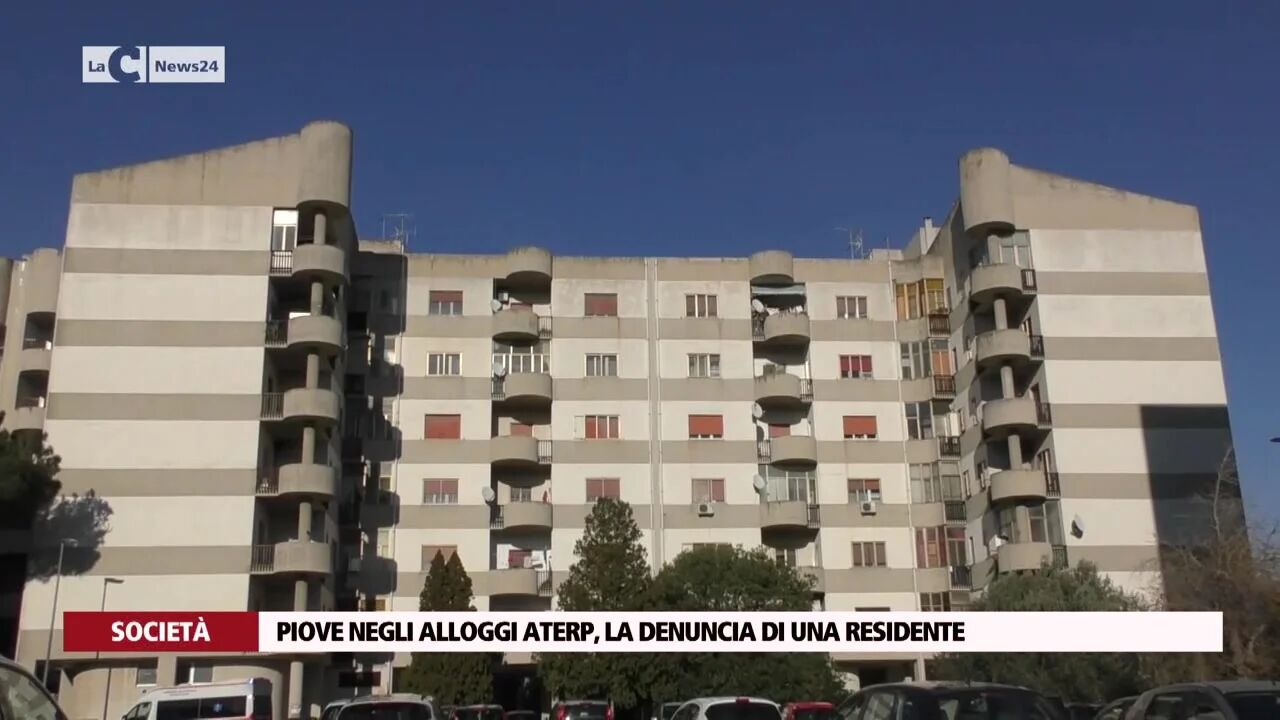 Piove negli alloggi Aterp, la denuncia di una residente