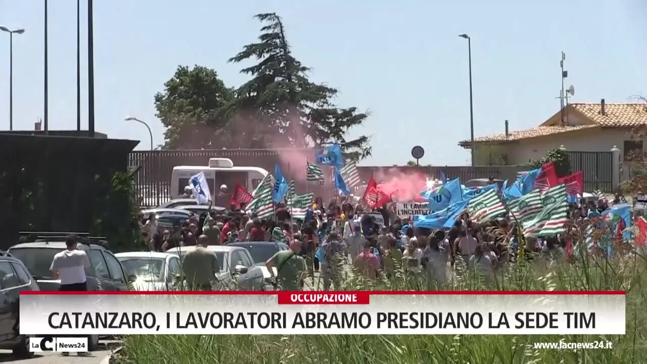 Catanzaro, i lavoratori Abramo presidiano la sede Tim