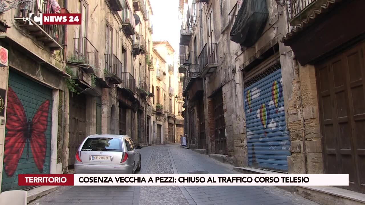 Cosenza vecchia a pezzi: chiuso al traffico corso Telesio