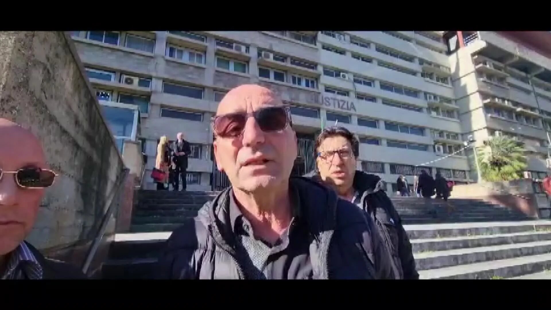 Cosenza, sit-in degli ex lavoratori di Villa Sorriso in Tribunale: «Come andiamo avanti?» | VIDEO