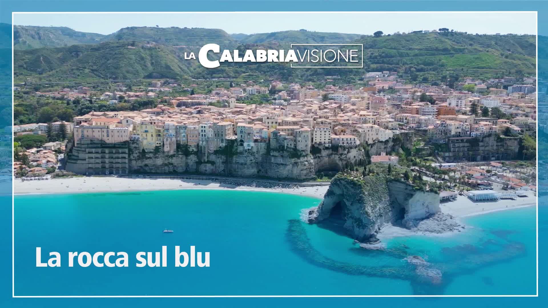 Tropea, le straordinarie immagini del borgo immerso nel blu tra mare cristallino e vicoli pieni di tradizione