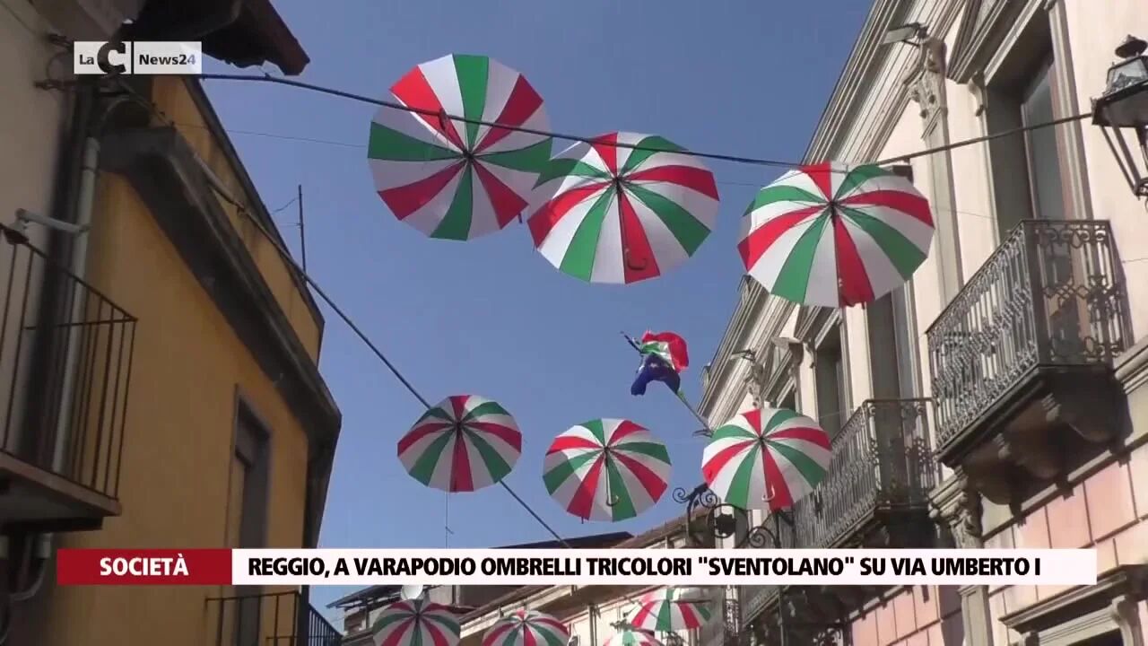 Reggio, a Varapodio ombrelli tricolori sventolano su via Umberto I