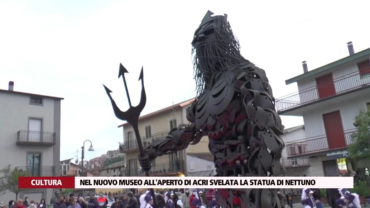 Nel nuovo museo all'aperto di Acri svelata la statua di Nettuno
