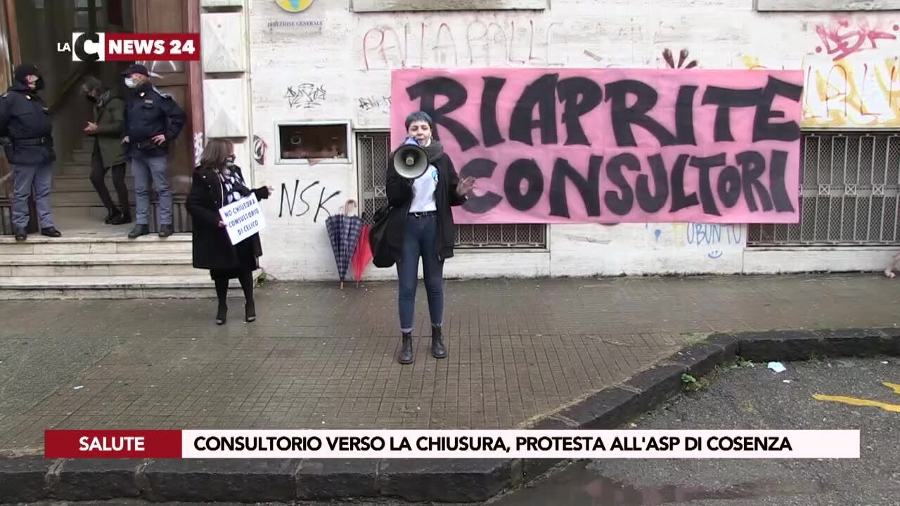 Consultorio verso la chiusura, protesta all'Asp di Cosenza