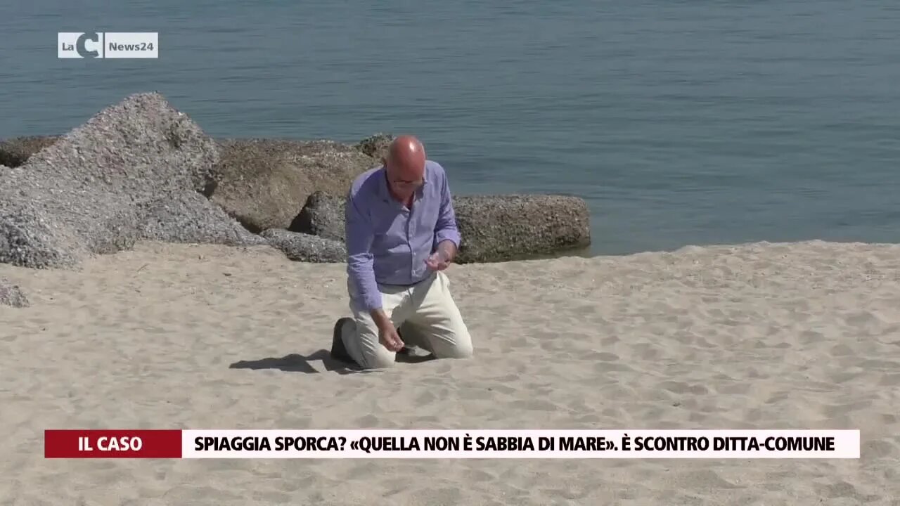 Spiaggia sporca? «Quella non è sabbia di mare». È scontro ditta-comune