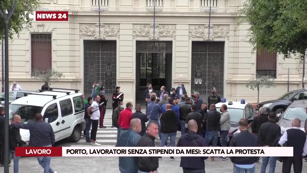 Porto, lavoratori senza stipendi da mesi: scatta la protesta