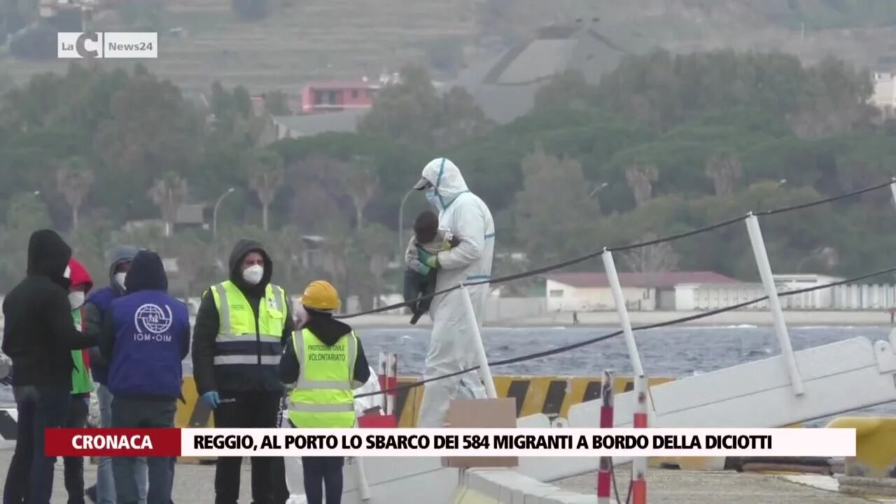 Reggio, al porto lo sbarco dei 584 migranti a bordo della Diciotti